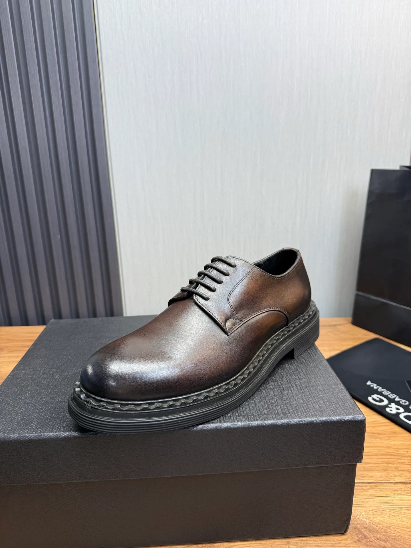 Men's shoes 💰900💰 DG. Men's casual lace-up leather shoes, the latest hot style 🔥 1:1 original purchase quality, top quality goods ⬆️The upper is imported open-edge beaded cowhide, cowhide, and cow suede. The hand-made three-dimensional stitching highlights the round toe design. The inner foot pads are all imported cowhide, with the original wear-resistant foam outsole, matching code 39-44, (38, 45 custom-made, non-returnable)